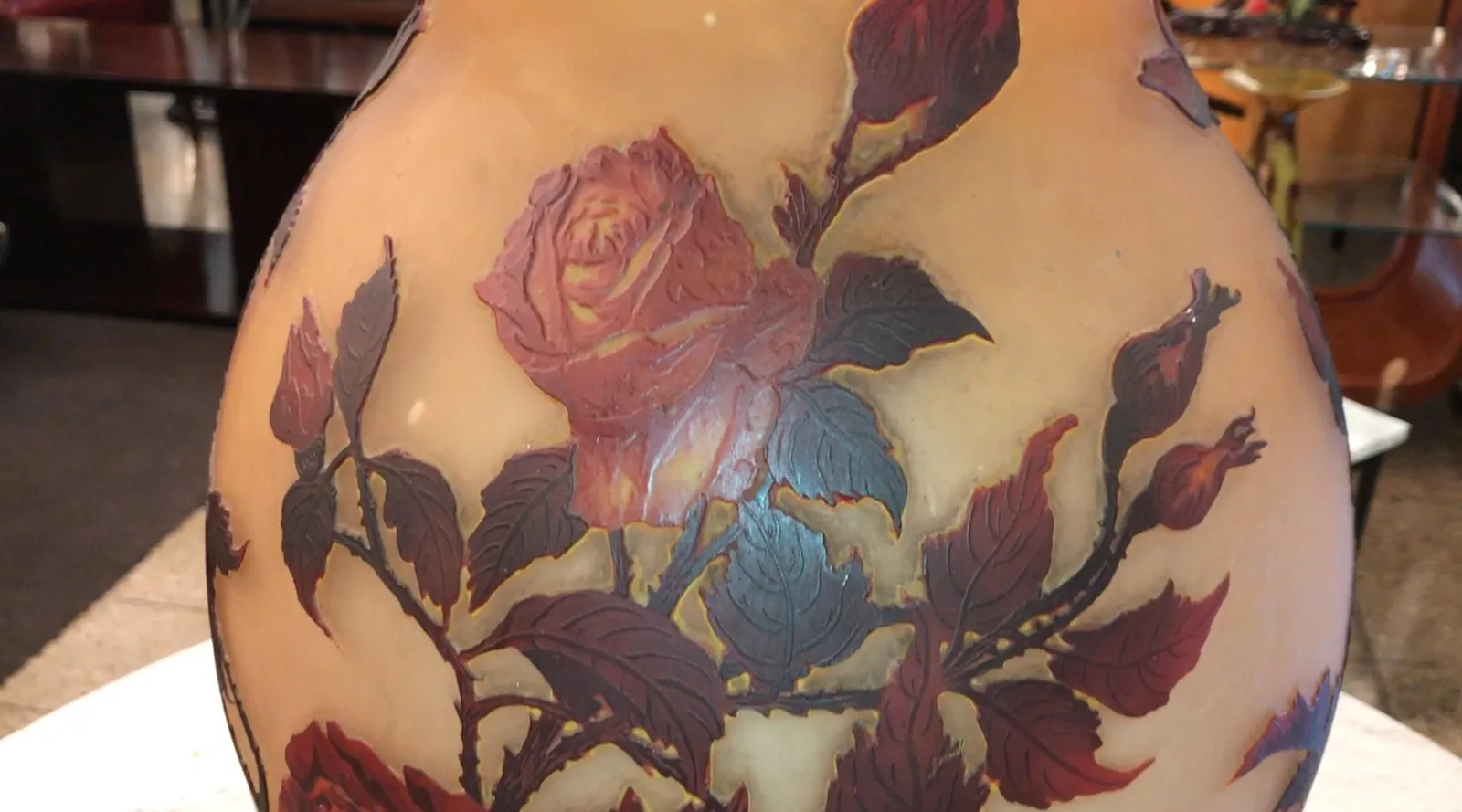 Antik mit erhabenen Blumen und hellem Hintergrund, signiert.