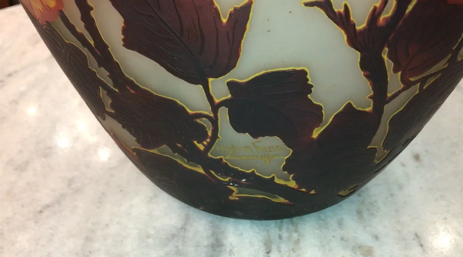 Signiertes Glas von Muller Fres mit Blätterdesign, Antike.