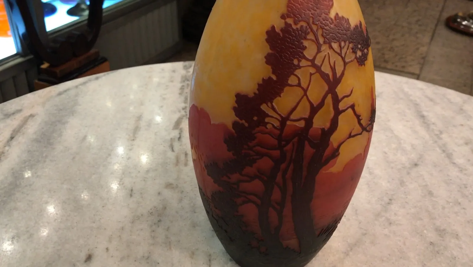 Signiertes Glas Muller Fres mit warmen Farbtönen und Landschaft