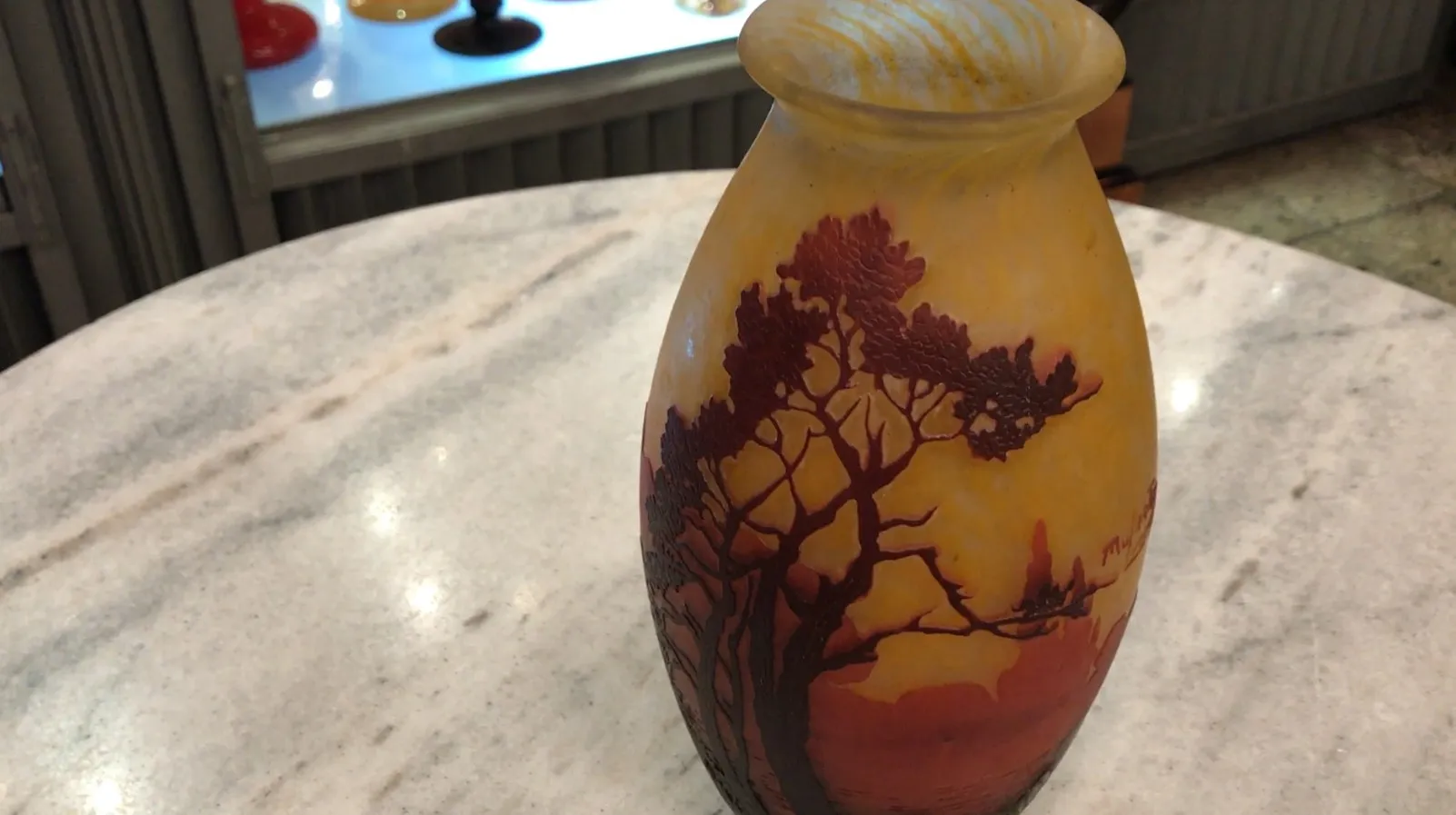 vase ancien avec motif d'arbre et couleurs chaudes, signé Muller Freres