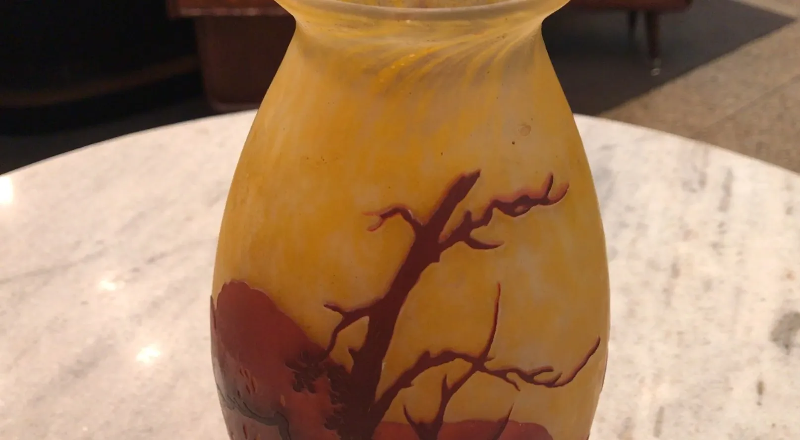 Verre ancien avec un design d'arbre visible sur la surface