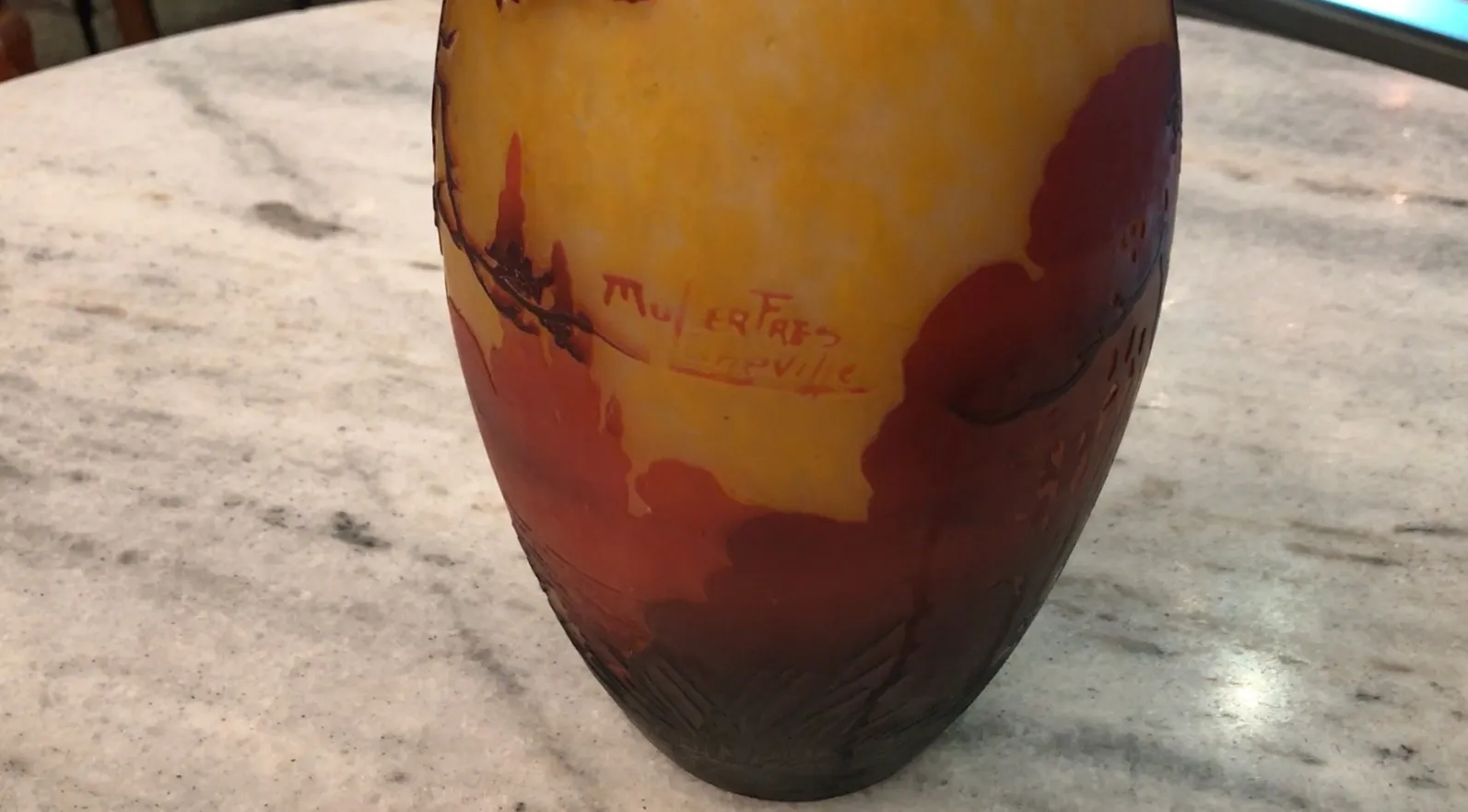 Antikes Glas mit Unterschrift von Muller Fres, warme Farben.