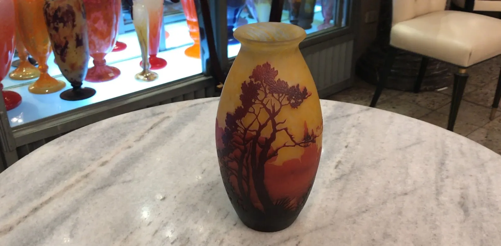 Antiga peça de vidro com design de paisagem e assinatura Muller Fres.