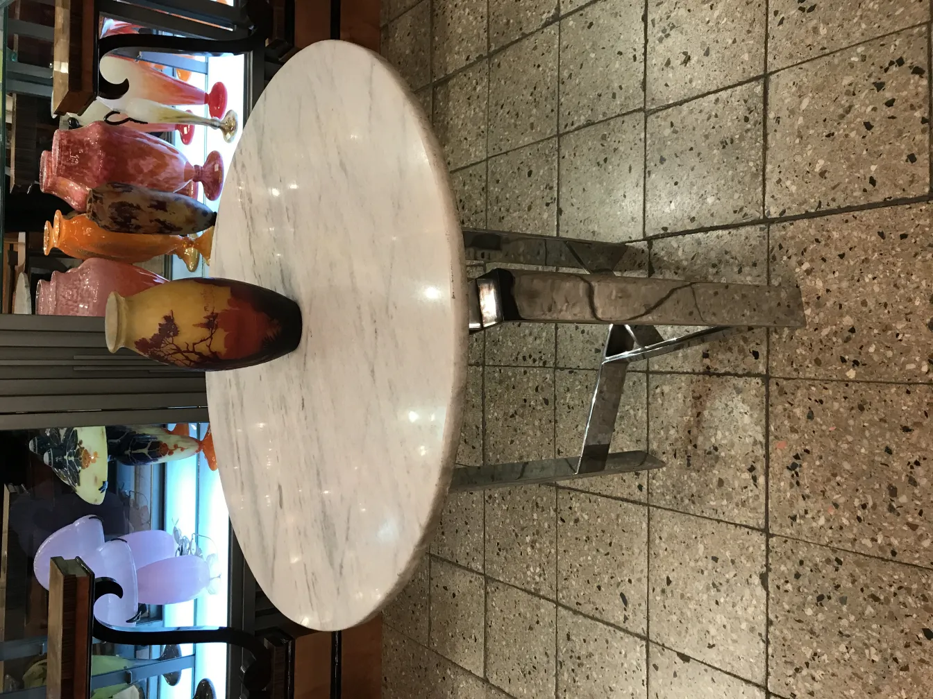 Vaso antiguidade assinado Muller Freres em ambiente decorativo