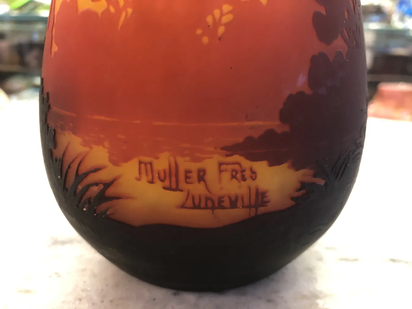 Verre ancien avec la signature Muller Fres en couleurs vives