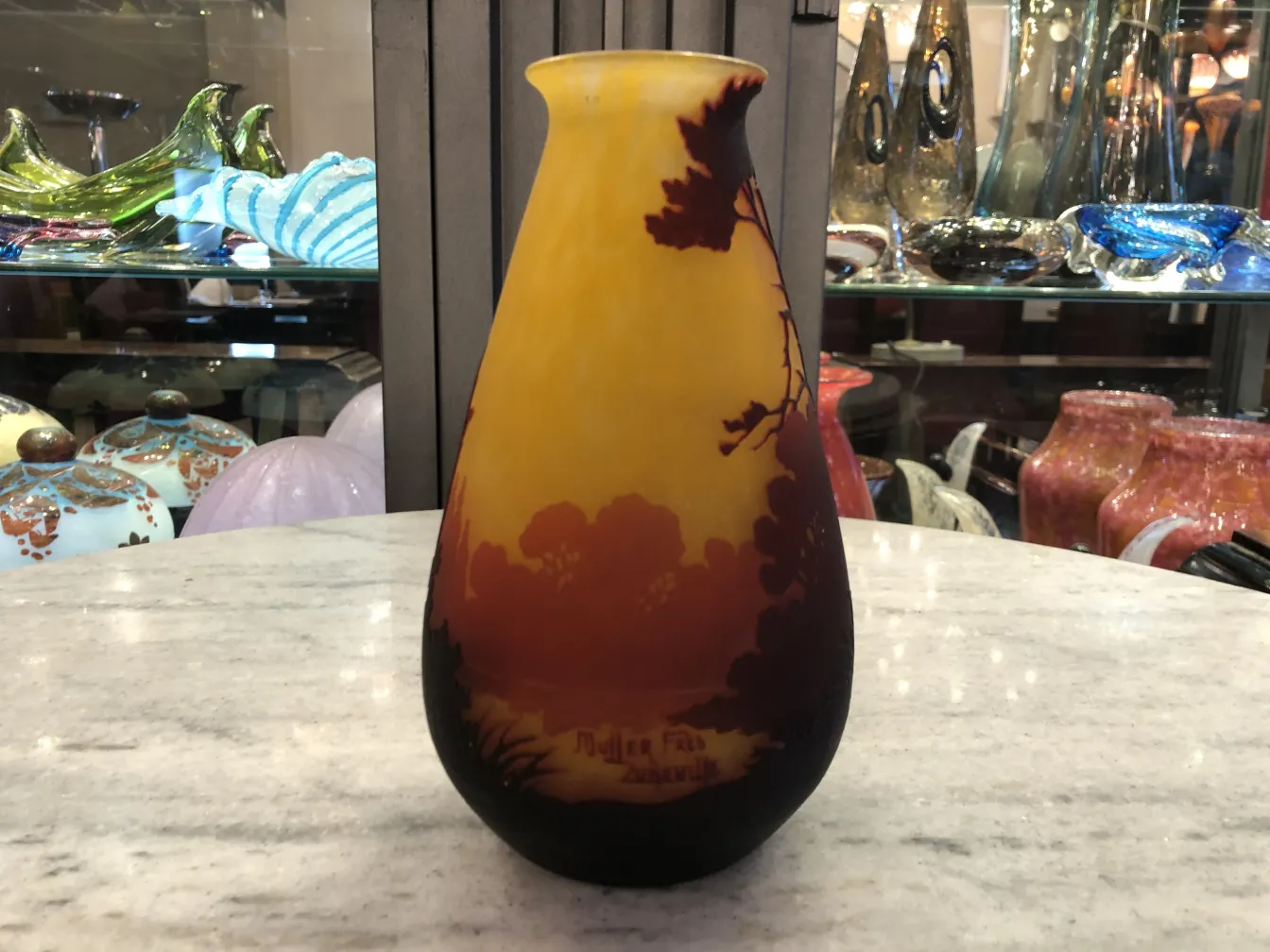Vase en verre signé Muller Fres avec fond de coucher de soleil