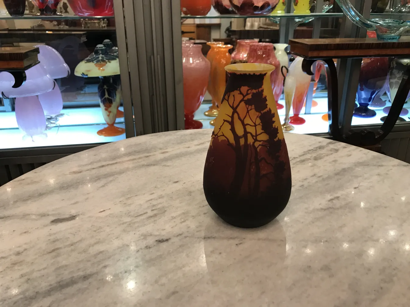 古董签名玻璃花瓶，带有风景