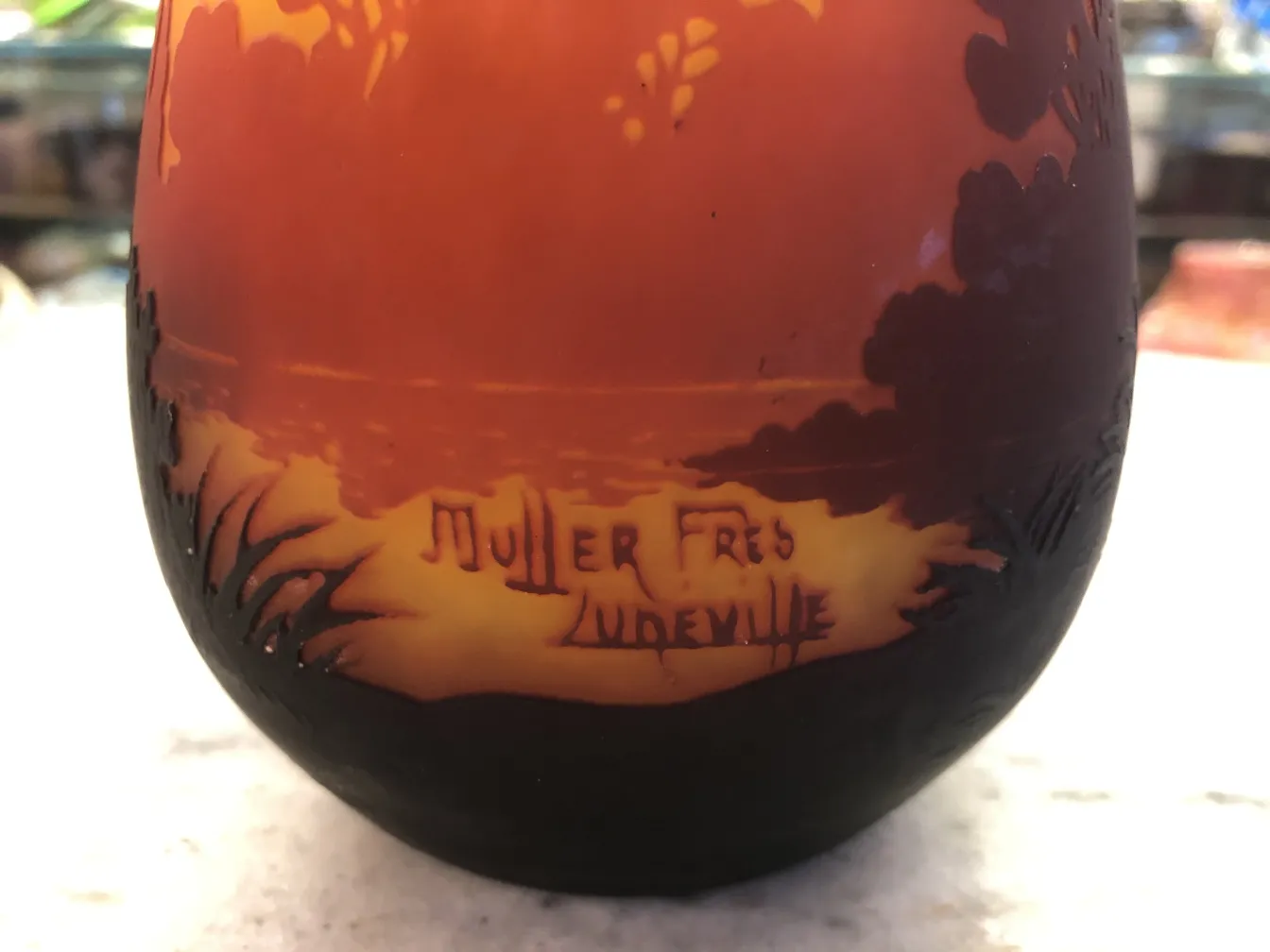 زجاج قديم موقّع من قبل Muller Fres مع نقوش في القاعدة.