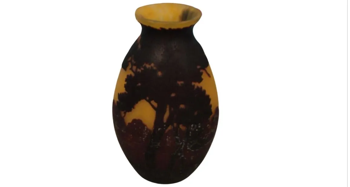 vase in vetro firmato da Muller Freres, antiquariato, ambiente naturale