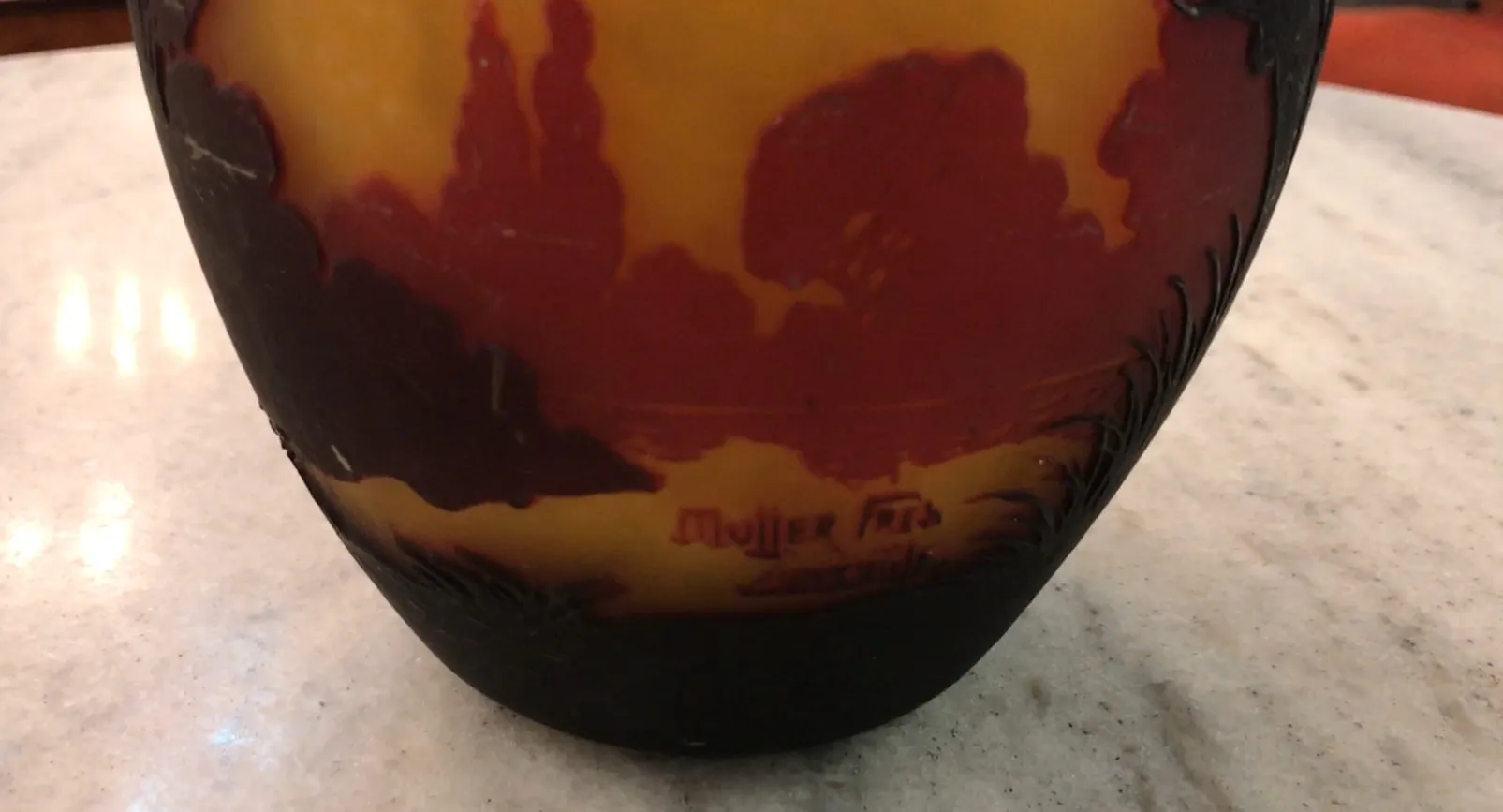 Verre ancien signé Muller Freres présentant un paysage coloré