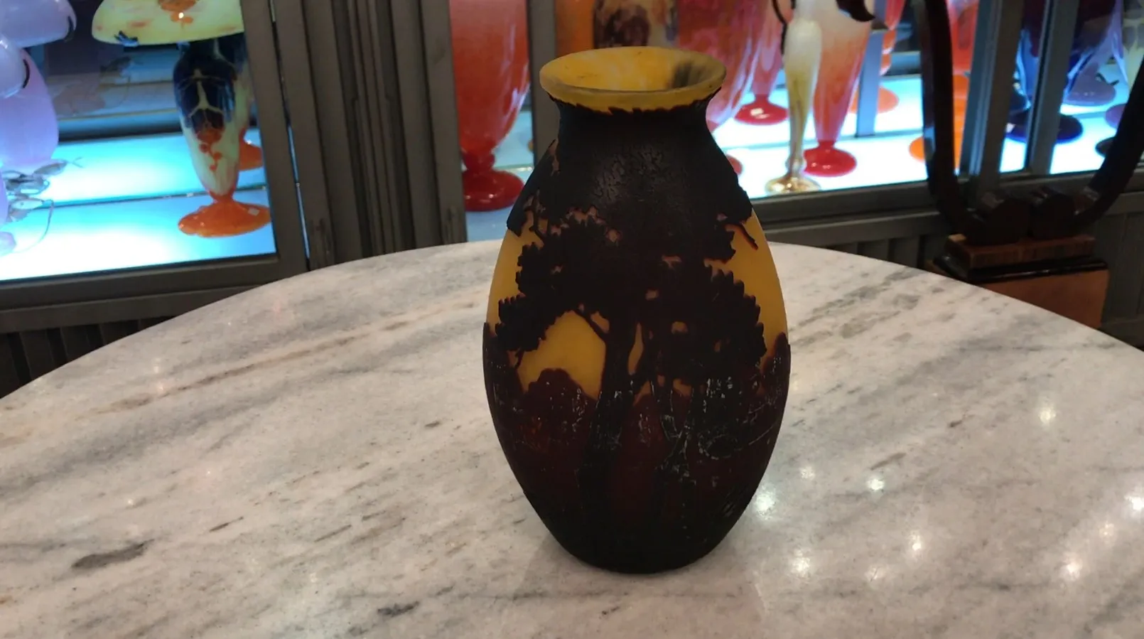 signiertes Glas mit Naturmotiven und Bäumen, muller fres