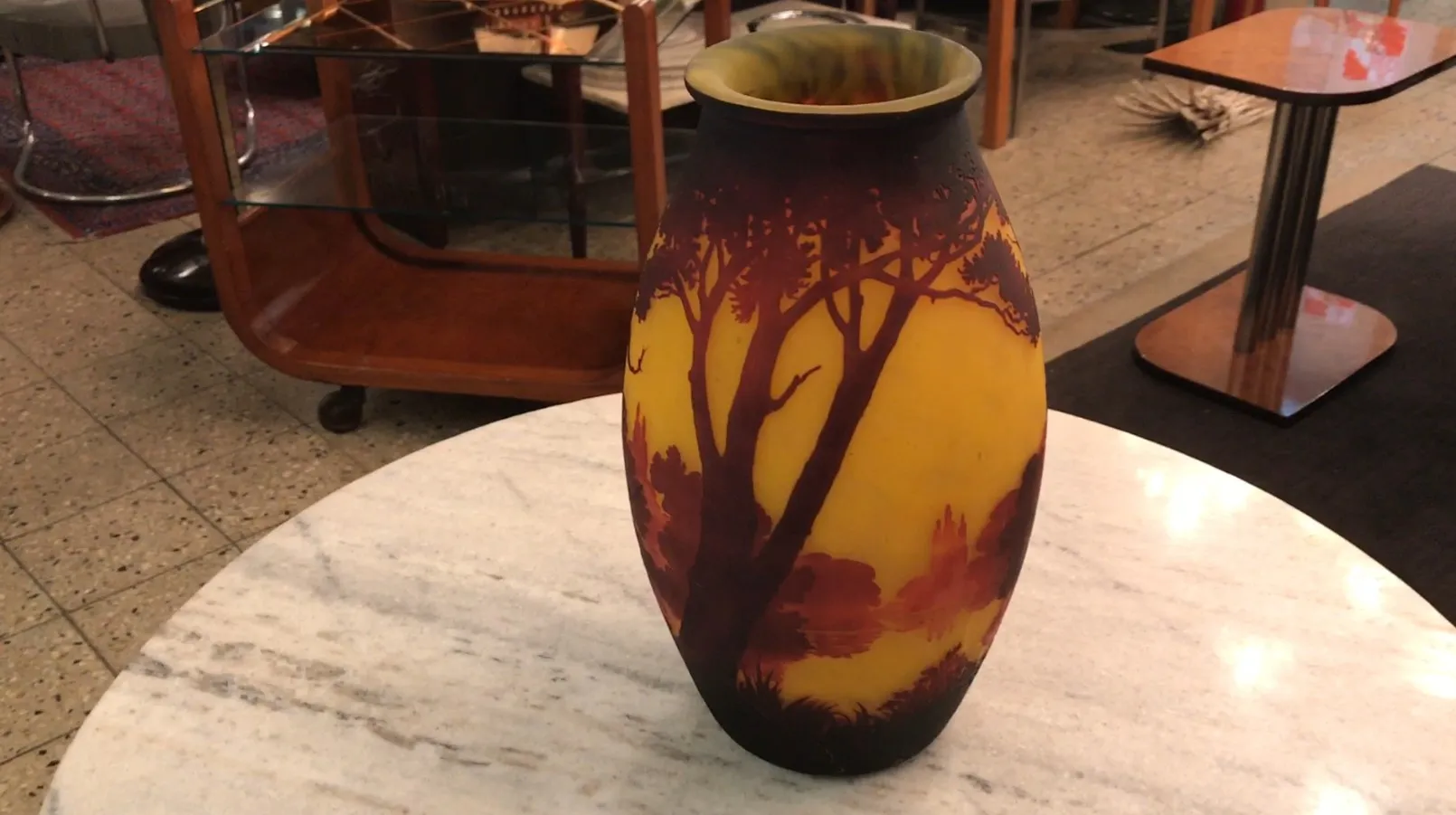 vaso antigo com design de árvores e paisagens, assinado muller fres