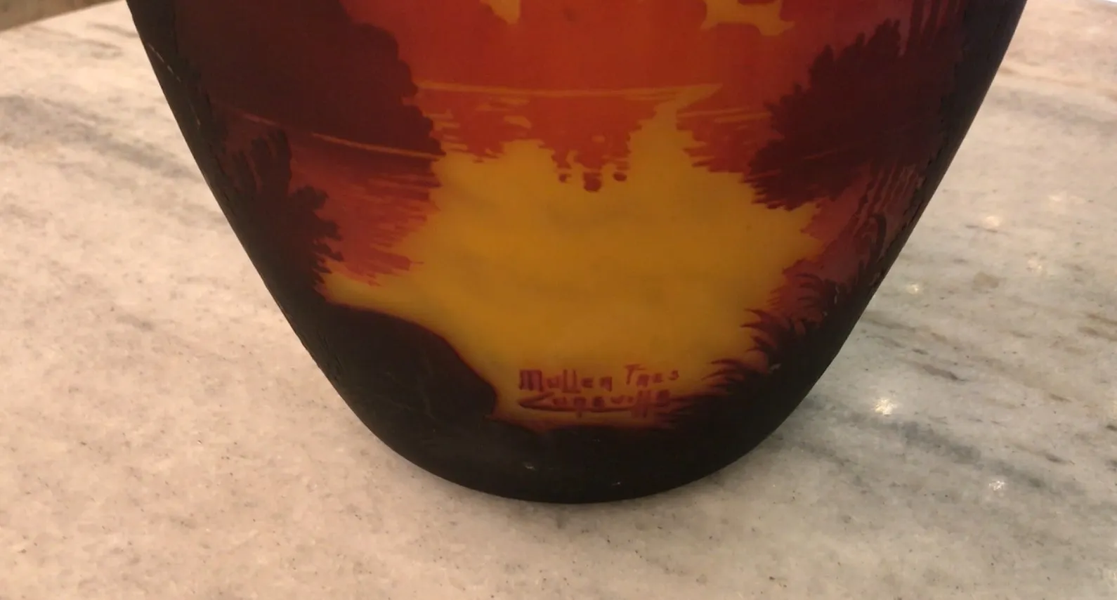 Vidro assinado Muller Fres com motivos naturais em tons de amarelo e laranja, estilo antigo.