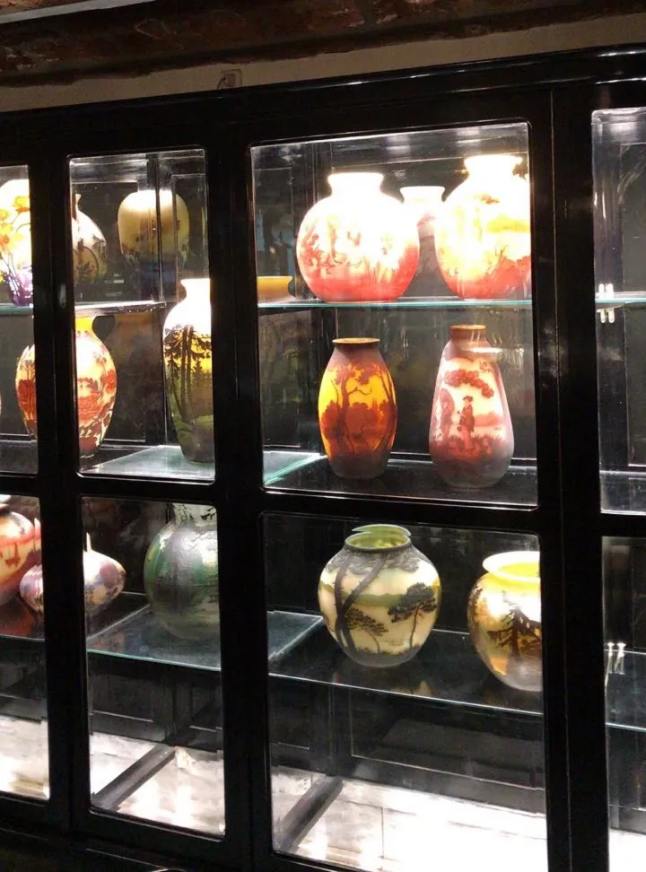 Verre ancien signé Muller Fres avec des designs colorés