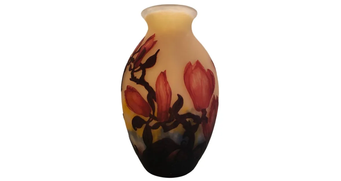 antike vase mit roten blumen und gradient hintergrund