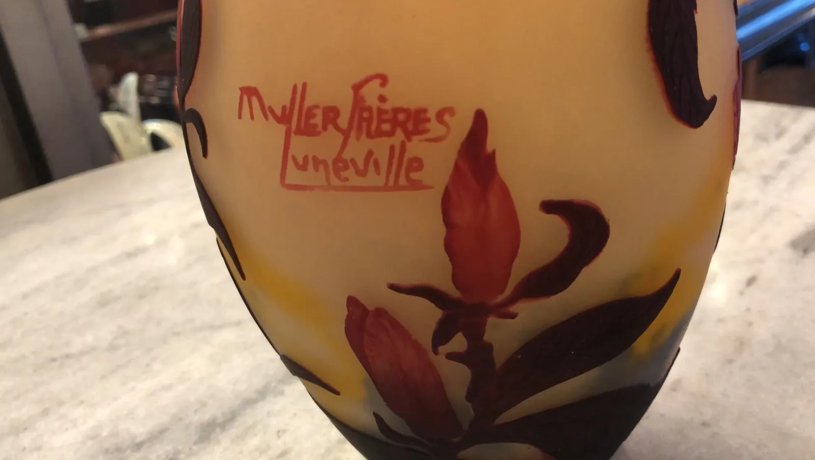 Vidro antigo com design floral vermelho, assinado Muller Fres