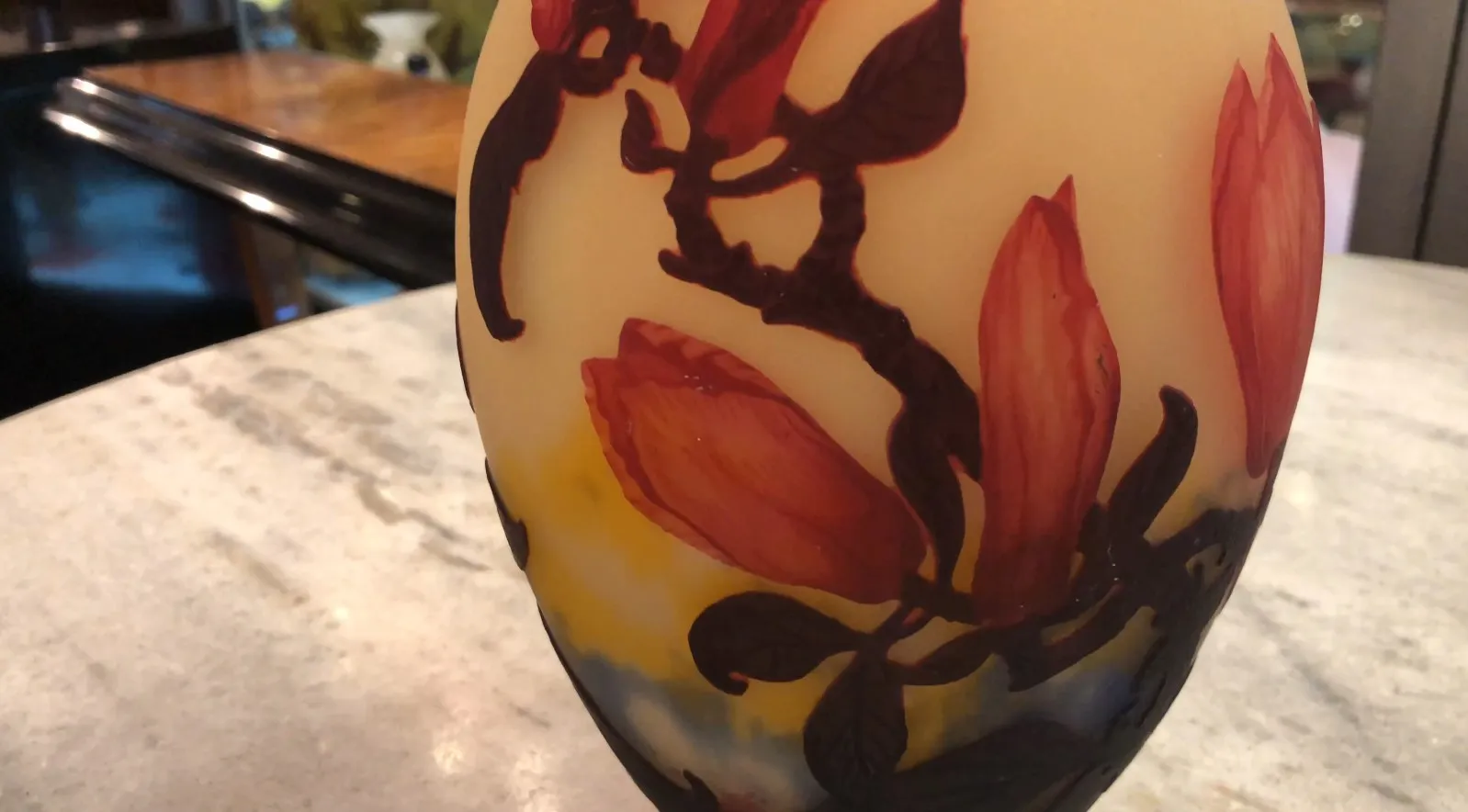 Antikes signiertes Glas von Muller Freres mit Blumendesign