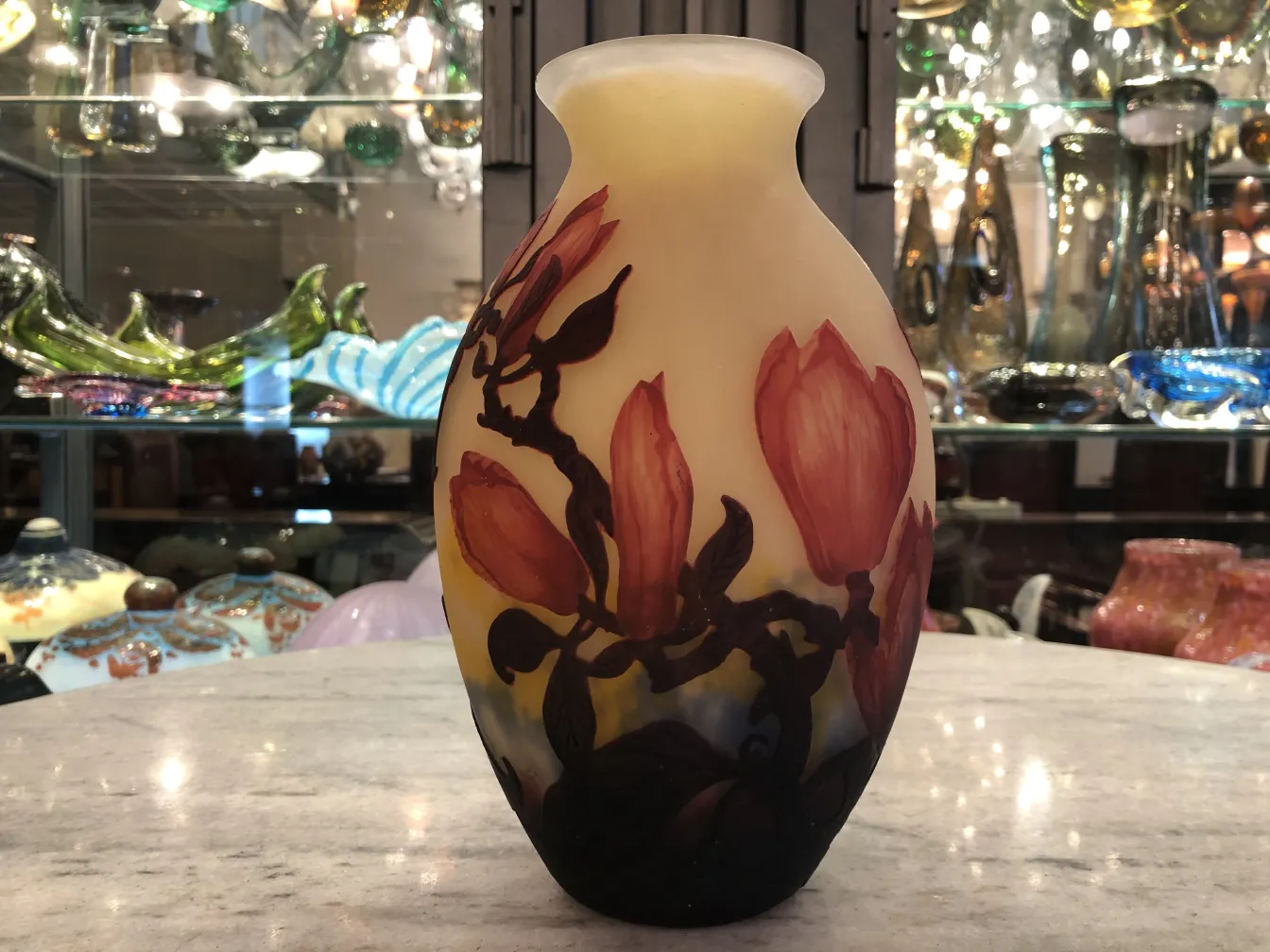 Bunter Vase mit Unterschrift von Muller Freres auf dem Tisch