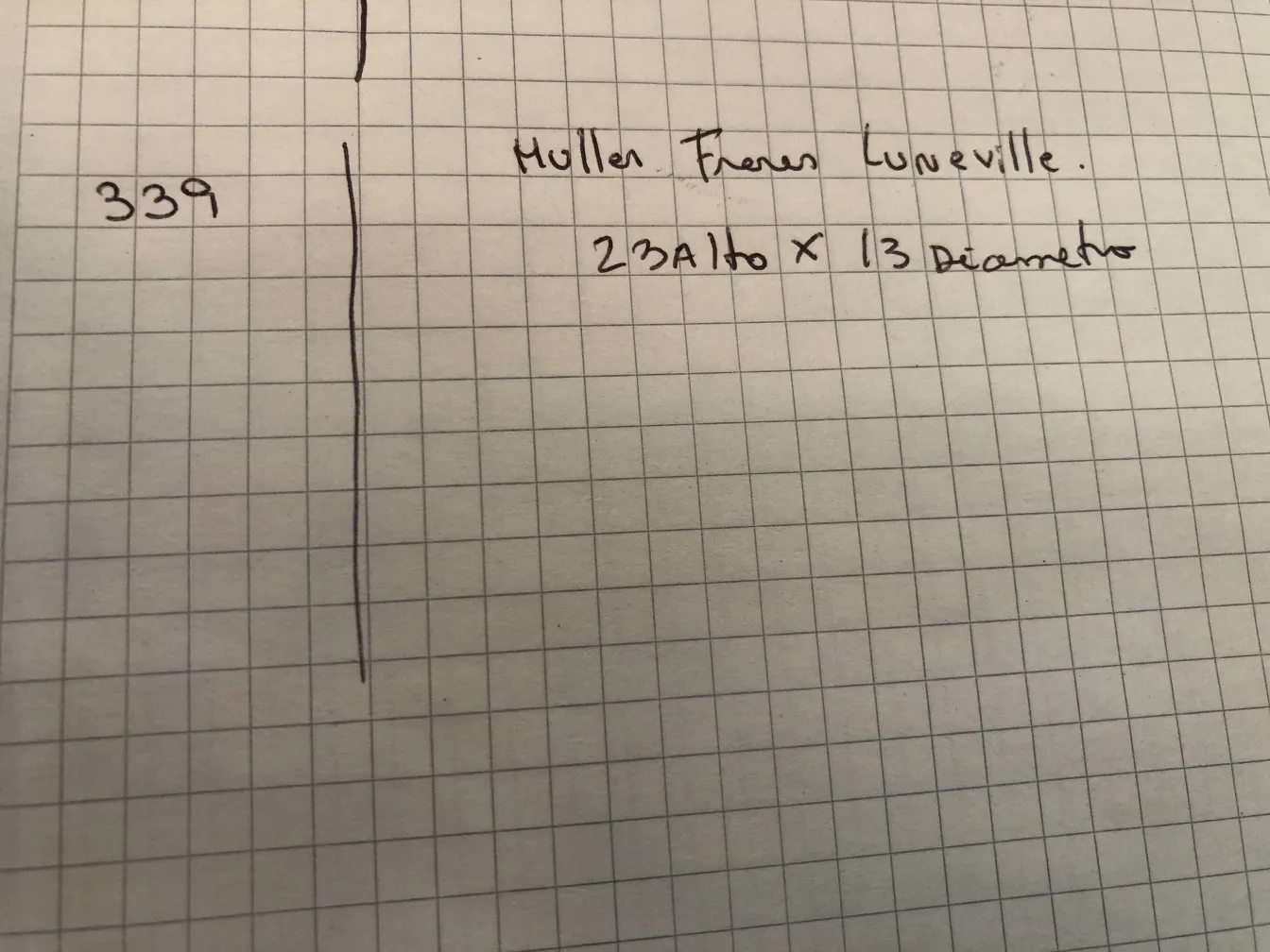 Verre signé muller freres avec détails visuels.