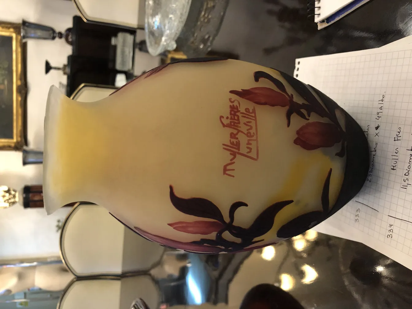 古董簽名玻璃花瓶，裝飾著自然圖案