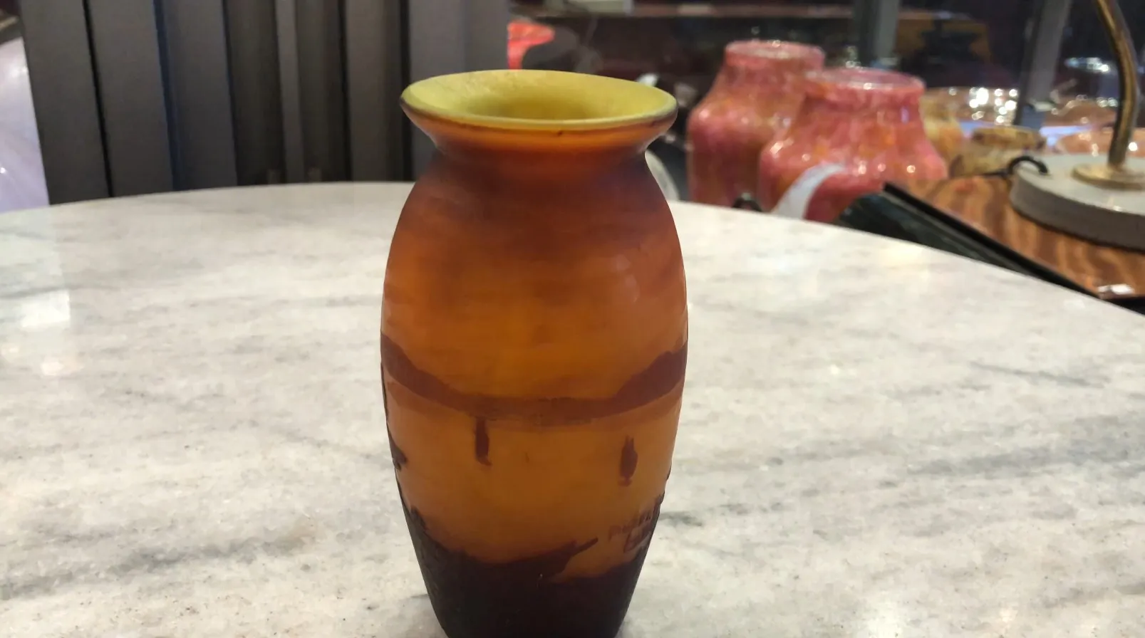 vase ambre et jaune avec des contours plus foncés