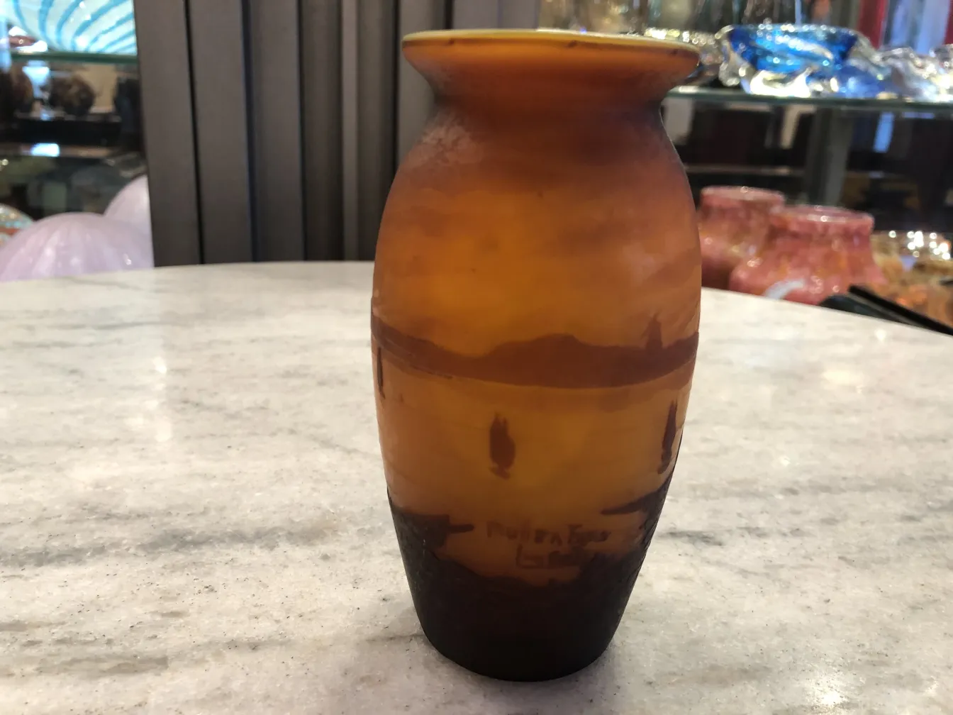 Vaso d'antiquariato firmato Muller Fres con design unico