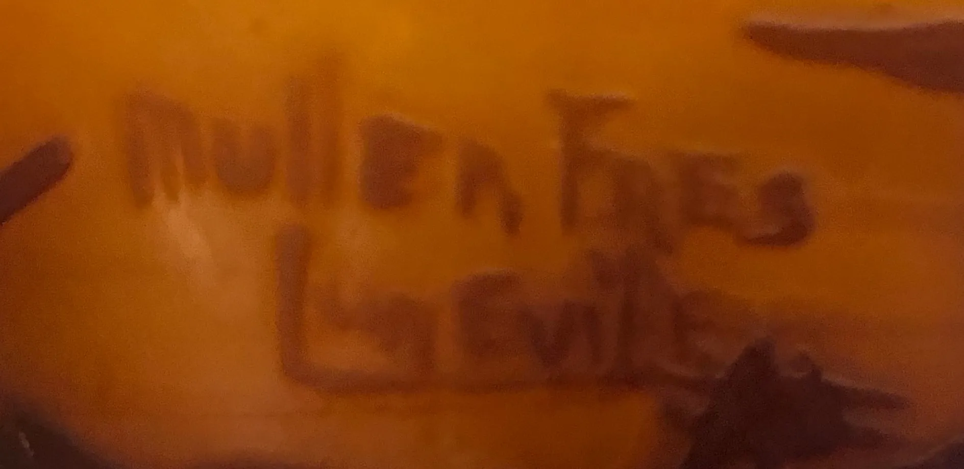 verre ancien signé Muller Fres avec des détails clairs