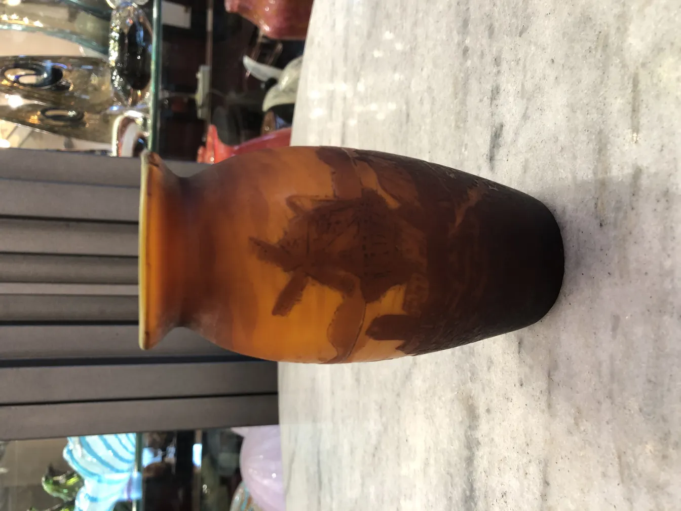 Verre ancien signé de Muller Fres avec un design distinctif.