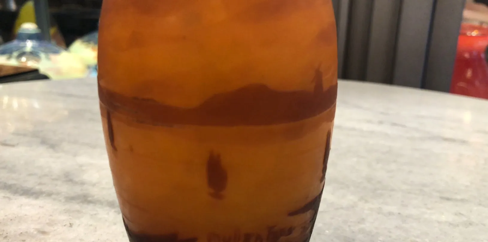 Verre signé par Muller Fres, couleur ambre et design classique, antiquité élégante dans un cadre accueillant.