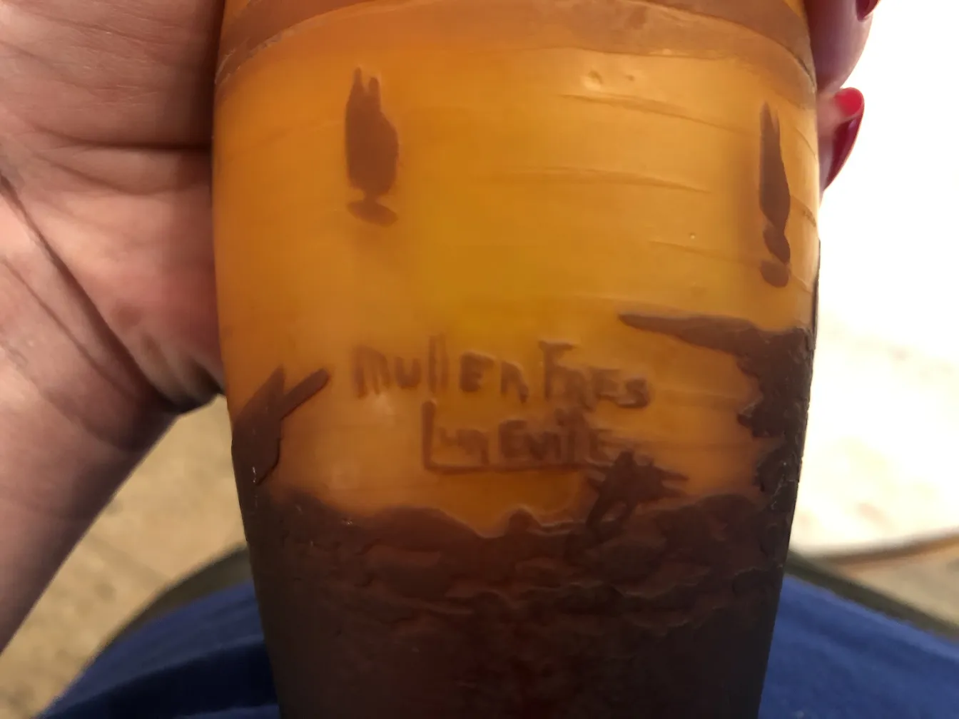 Verre signé Muller Freres avec détails distinctifs, antiquité.