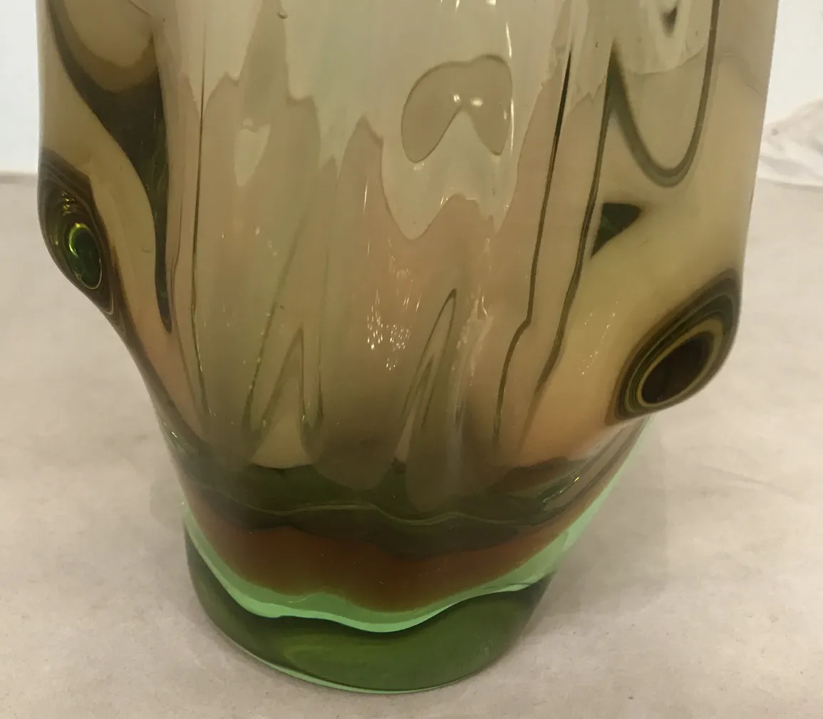 Vaso antico di Murano con forme morbide e colori sottili, posato su una superficie chiara