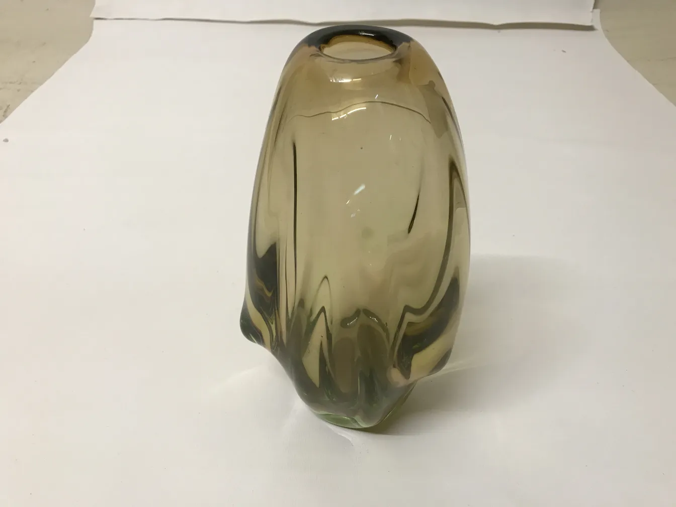 vaso de murano antigo com forma elegante e suave