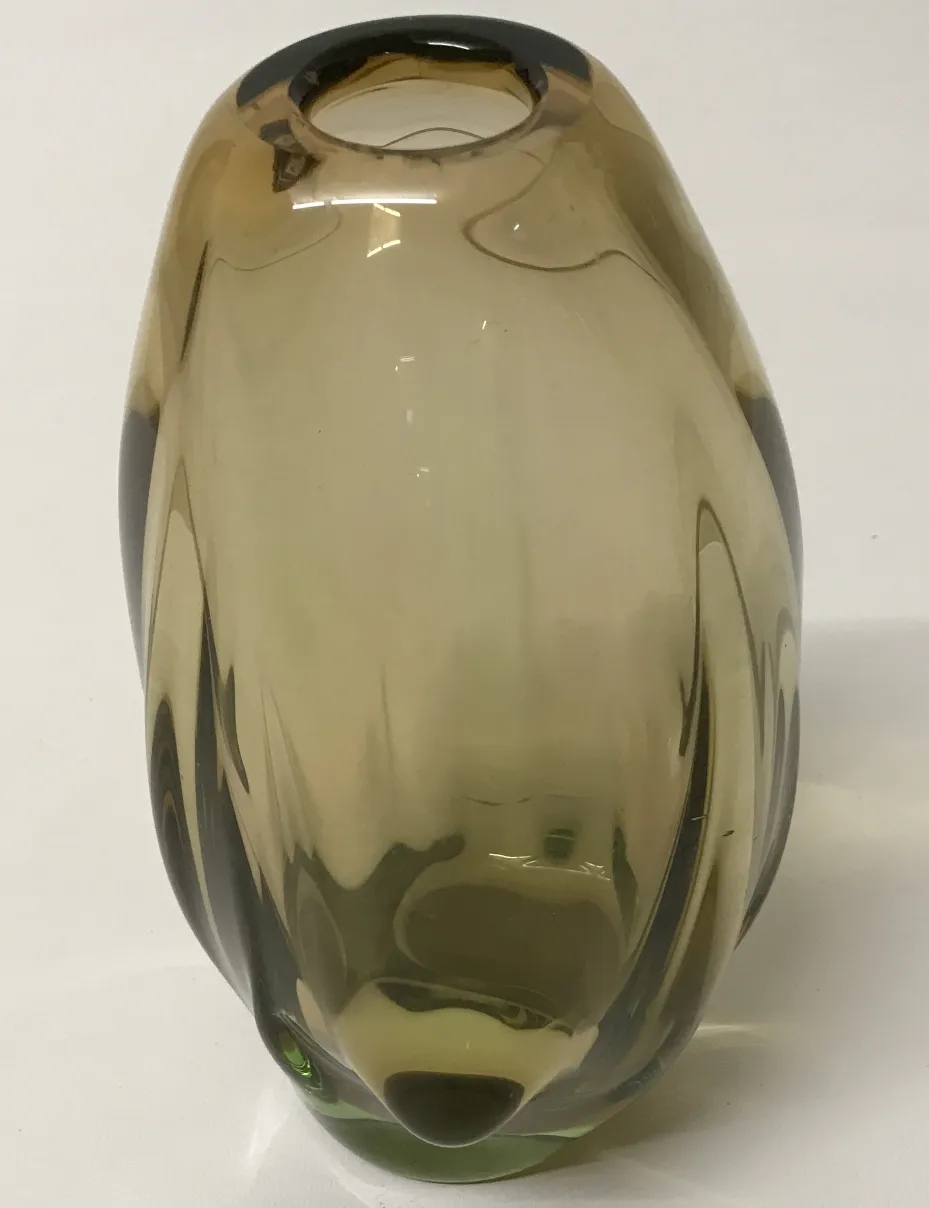 antikes Murano-Glas mit sanften, stilisierten Linien