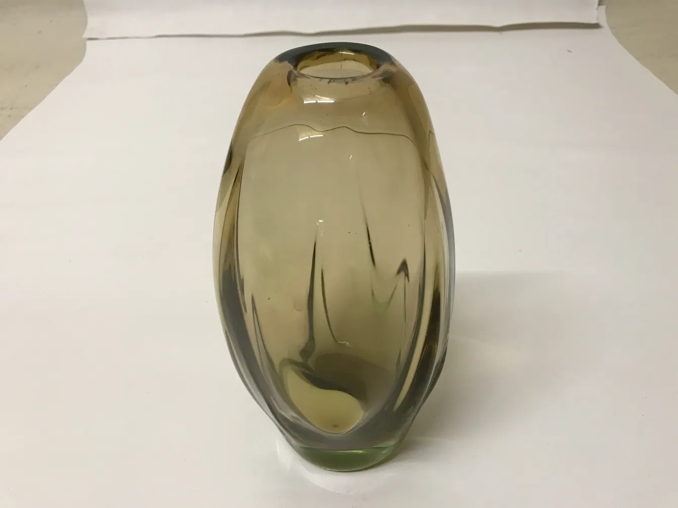 vase antique de murano en couleur ambre, design élégant