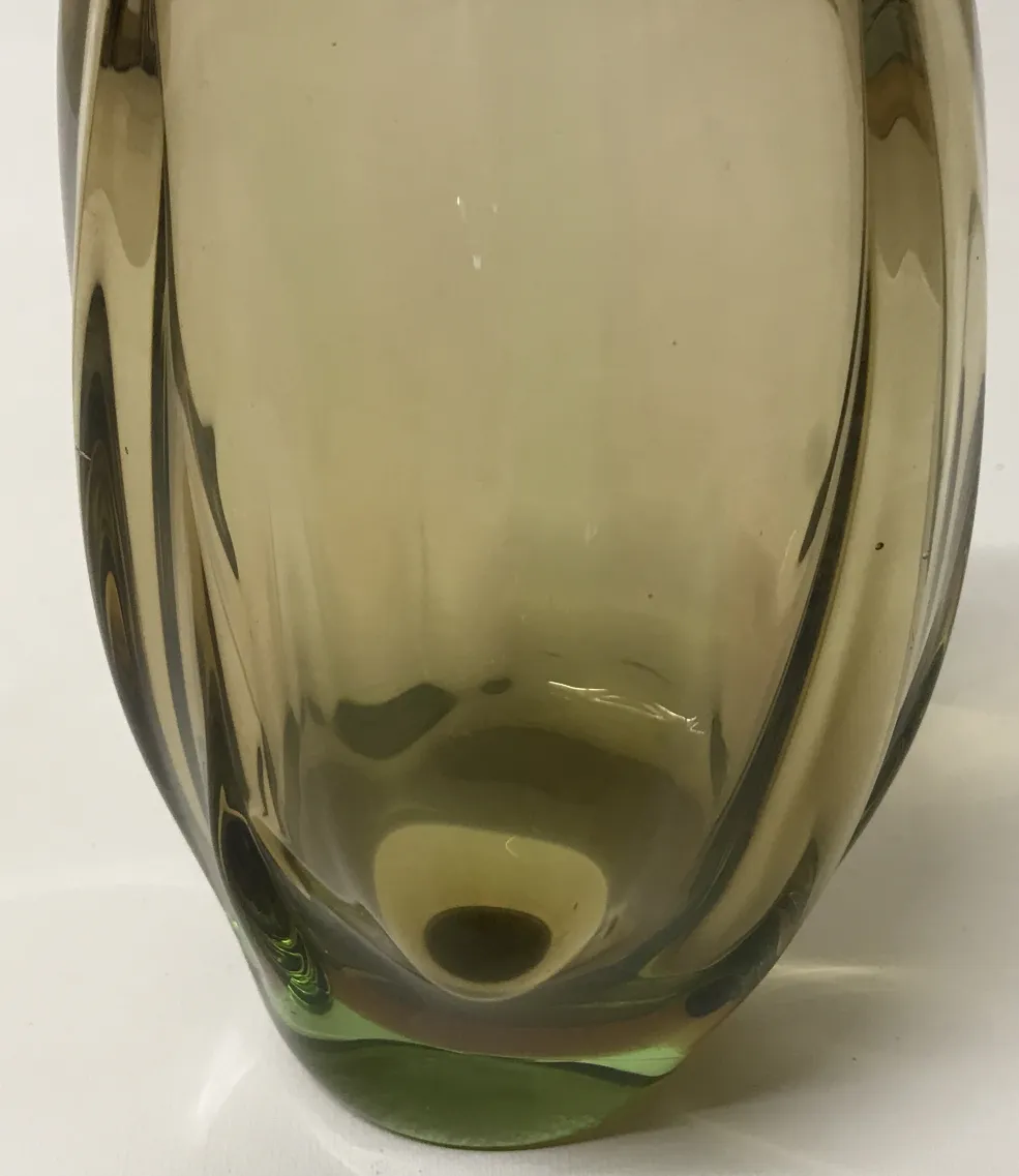 antico vaso di murano elegante in ambiente sereno