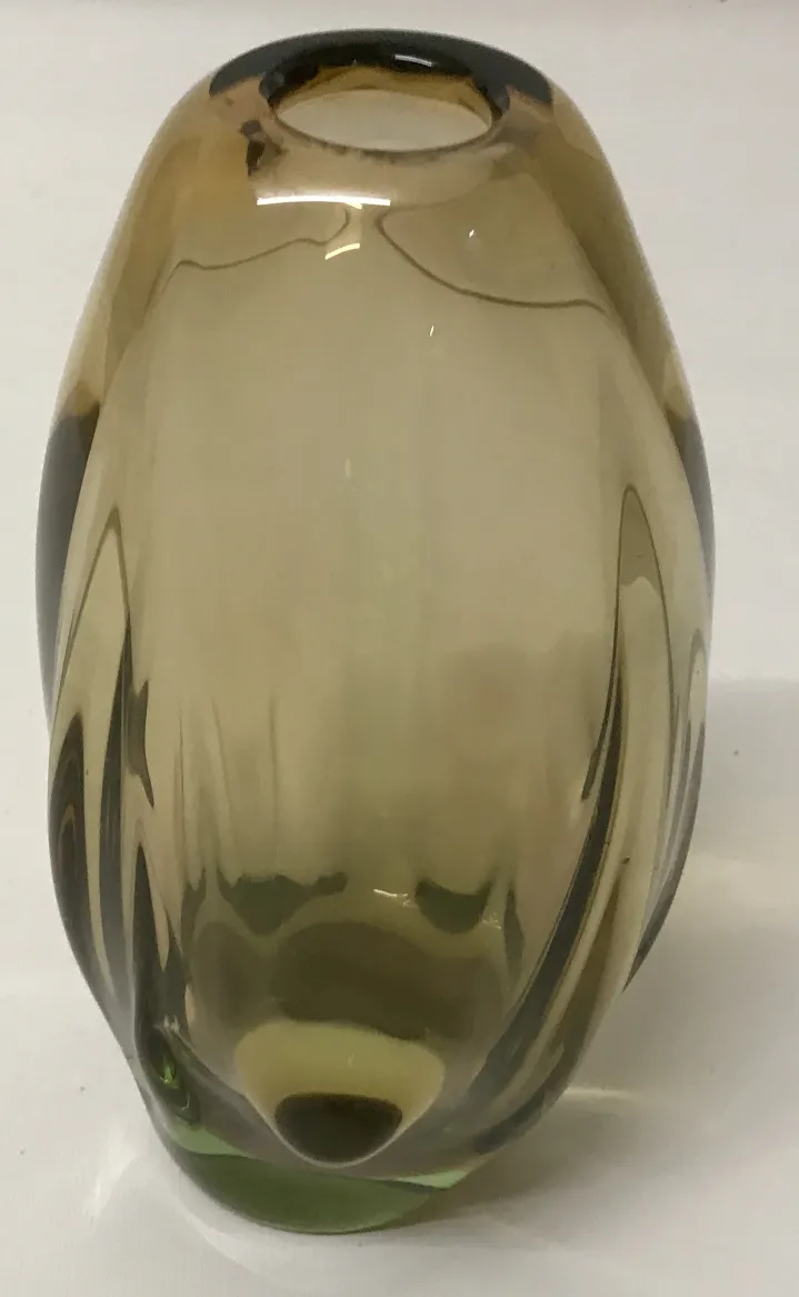 vase di murano con design elegante e curvato in tonalità scure
