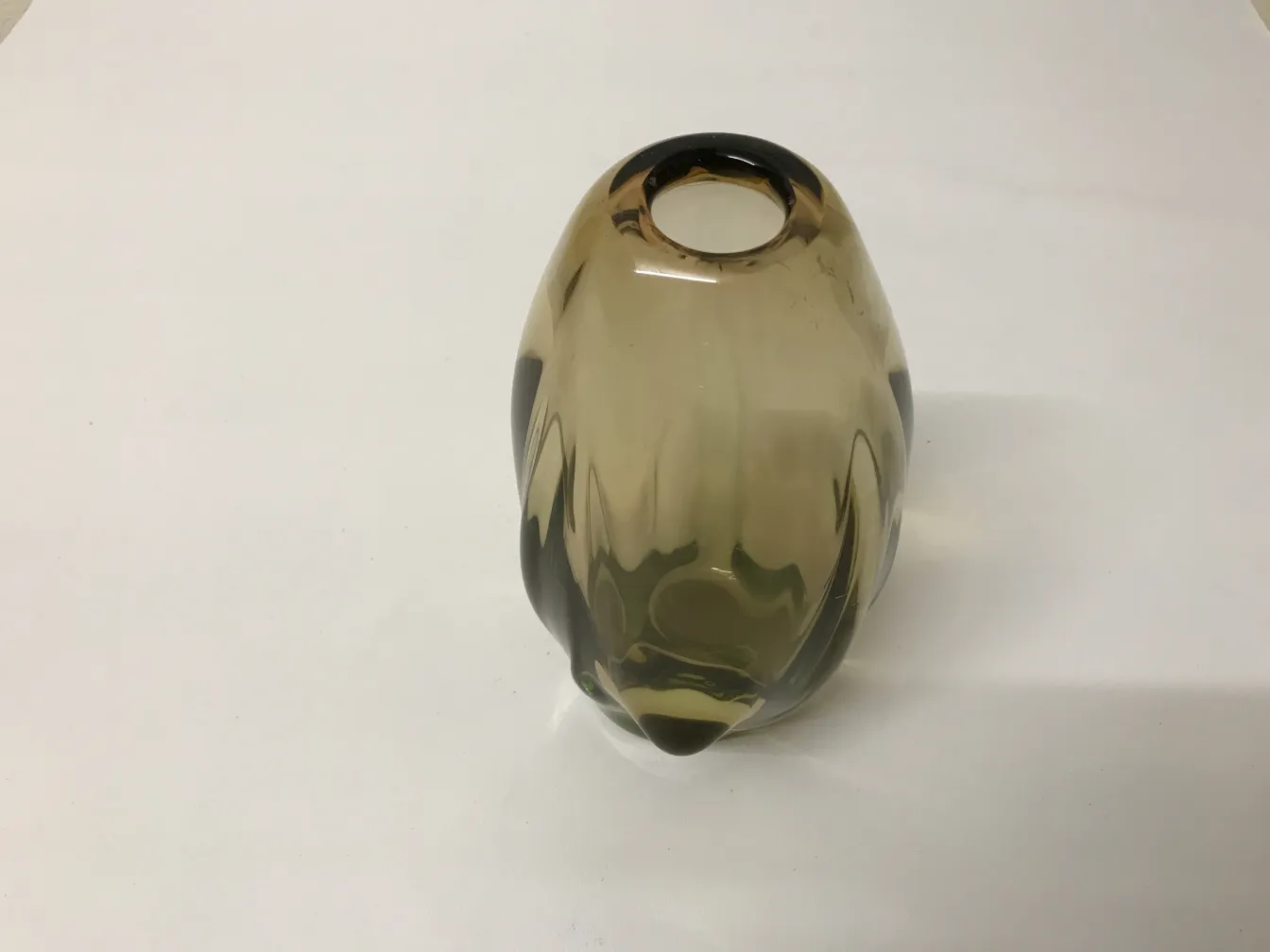 Vaso di Murano antico, design elegante, color affumicato morbido, contesto minimalista