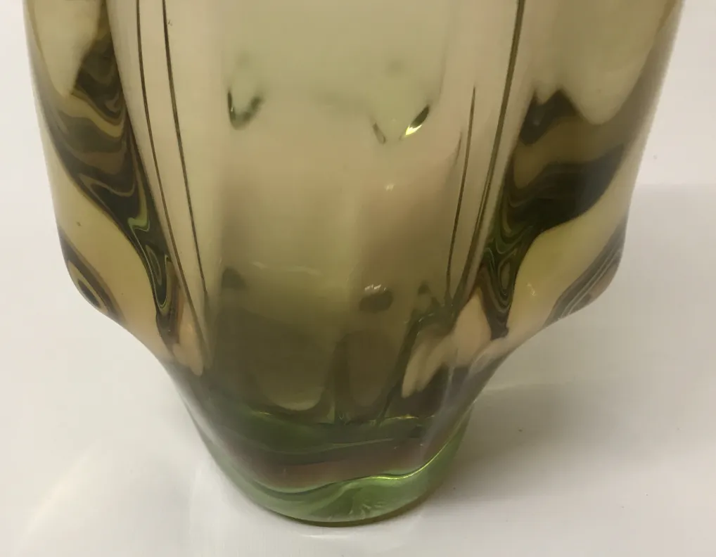 vase di murano con tonalità verde e oro, stile elegante, decorazione classica