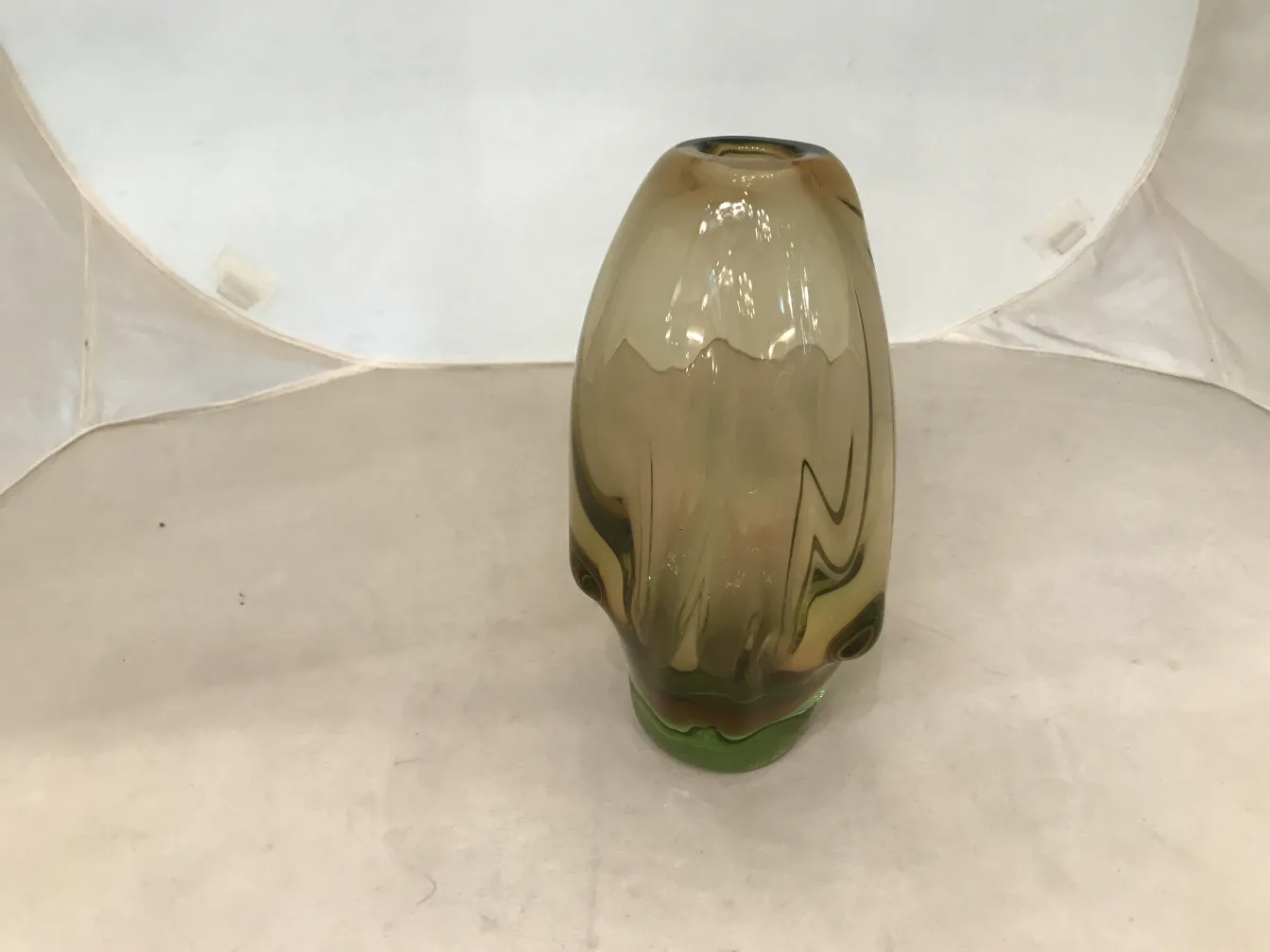 古董穆拉诺花瓶，棕色和绿色调，背景明亮