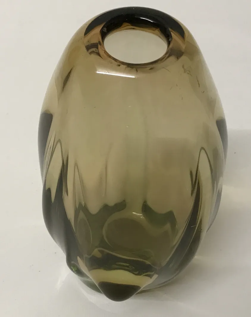 ancien vase murano avec design élégant et sombre