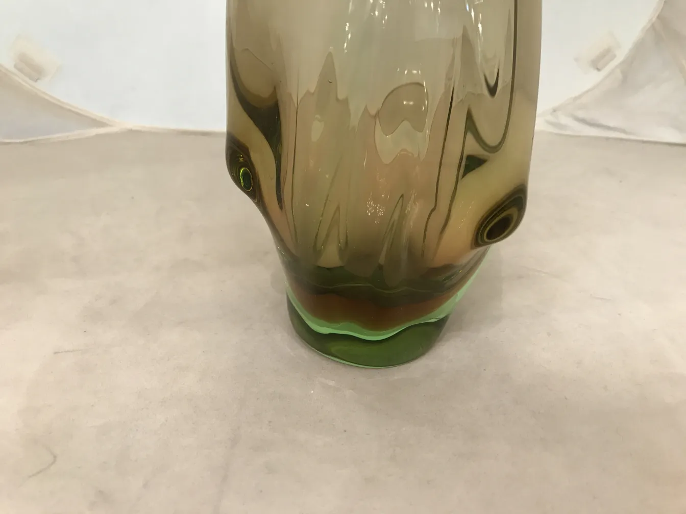 vase ancien Murano avec formes élégantes et détails décoratifs