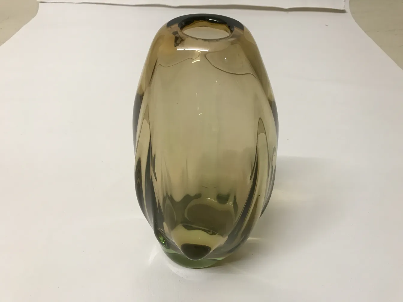 vaso de murano antigo com design curvado elegante