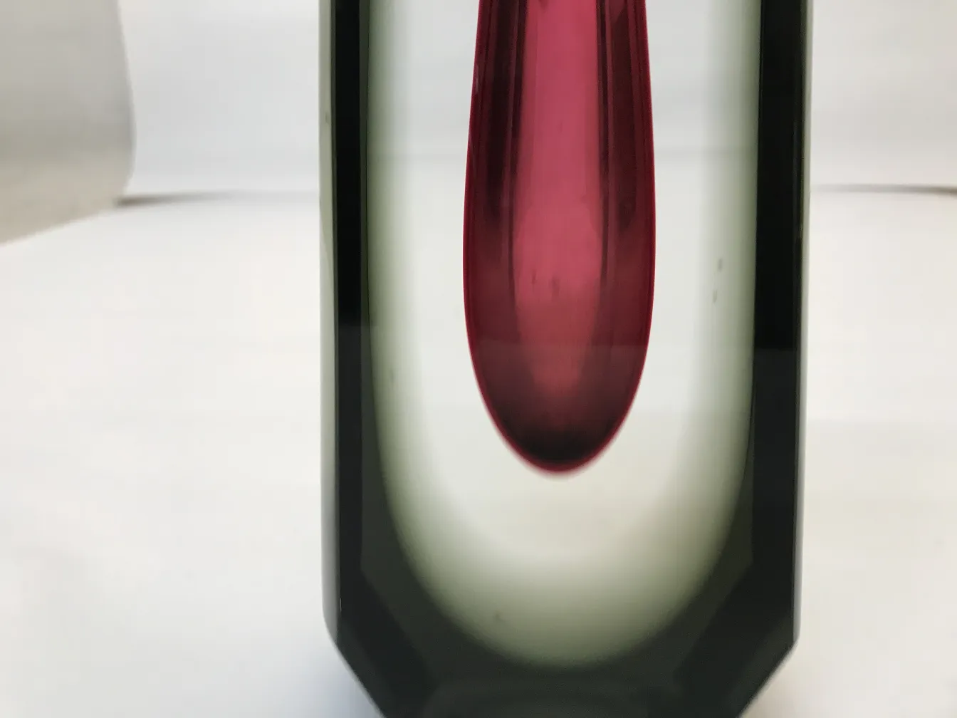 vase murano ancien décoré dans des tons élégants