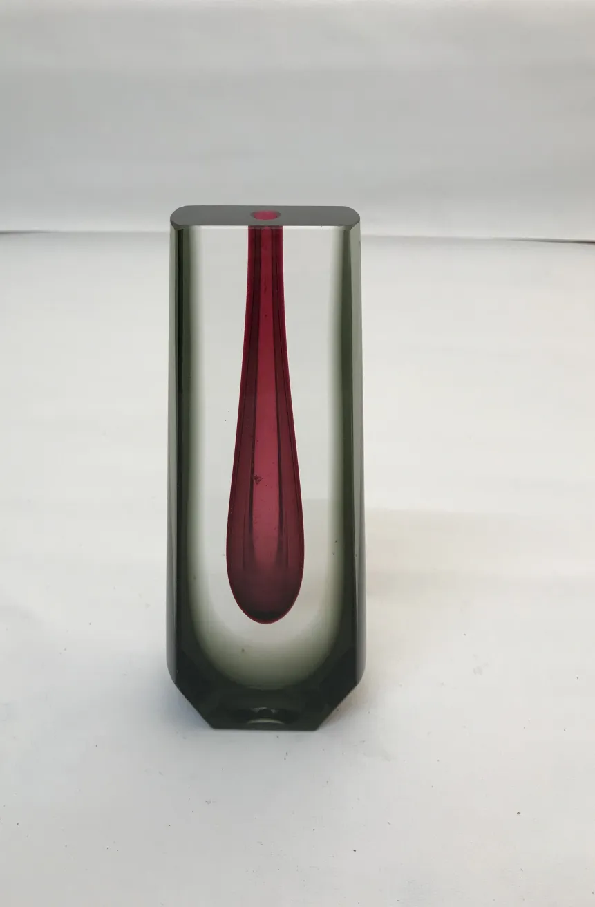 antike murano-glas mit elegantem design und auffälligen farben