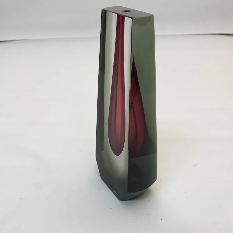 vase murano avec des formes élégantes et couleur rouge