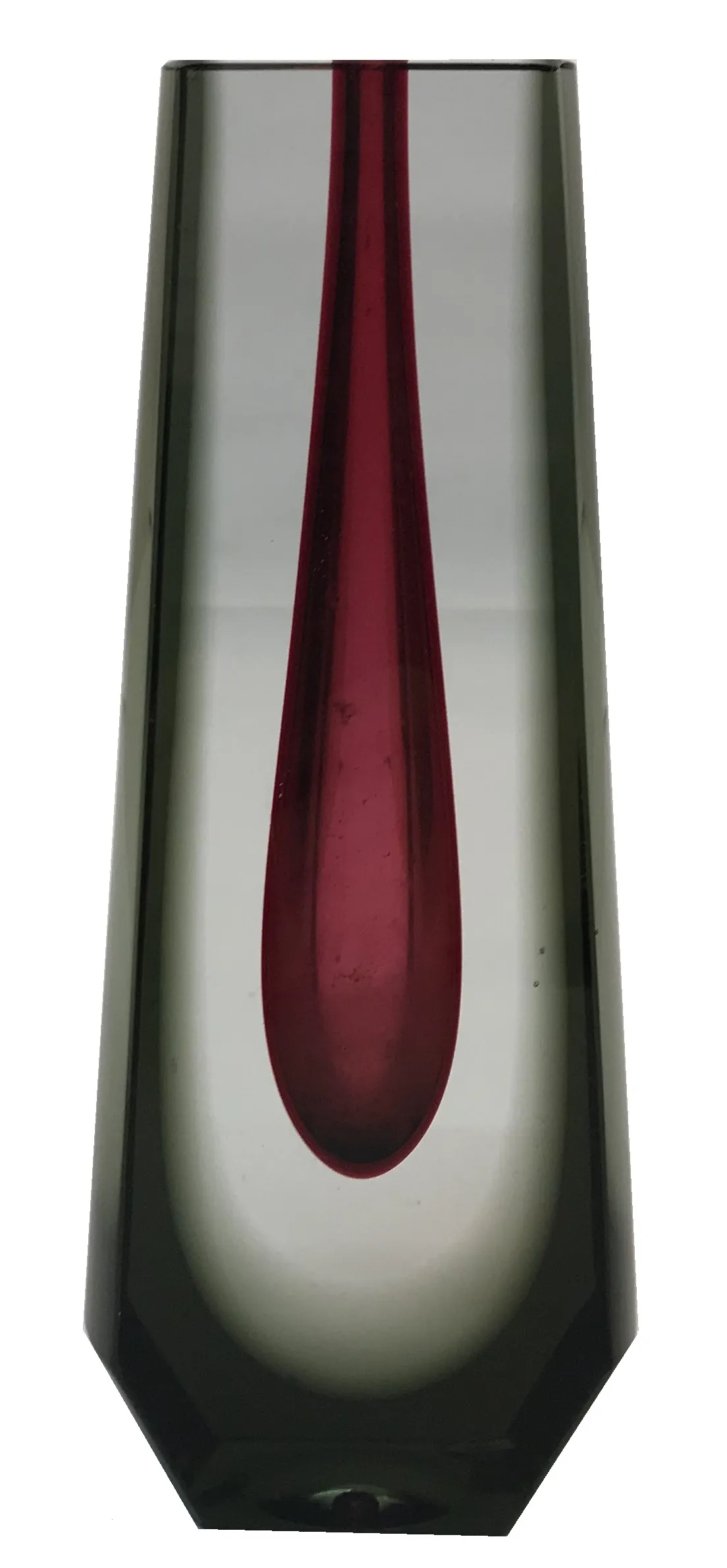 Vase Murano ancien avec une forme élégante et des détails frappants.