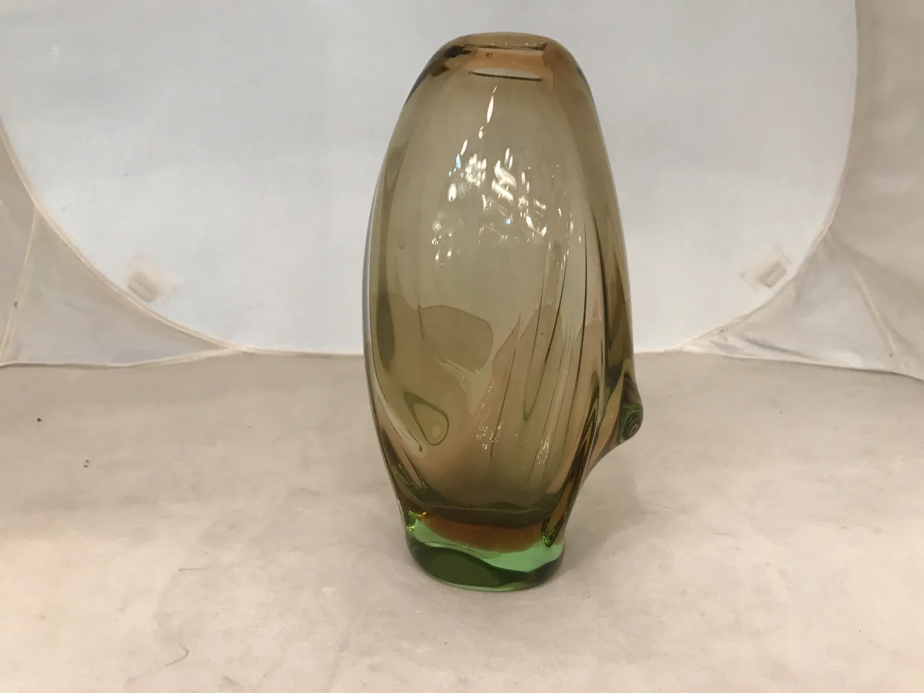 古董穆拉诺花瓶，棕色和绿色调，具有优雅的形状