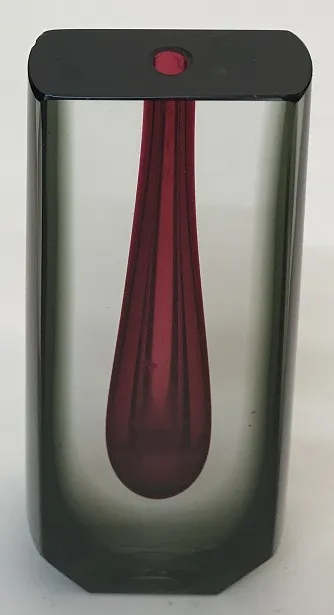 vase murano ancien avec couleur rouge et forme allongée dans un cadre neutre