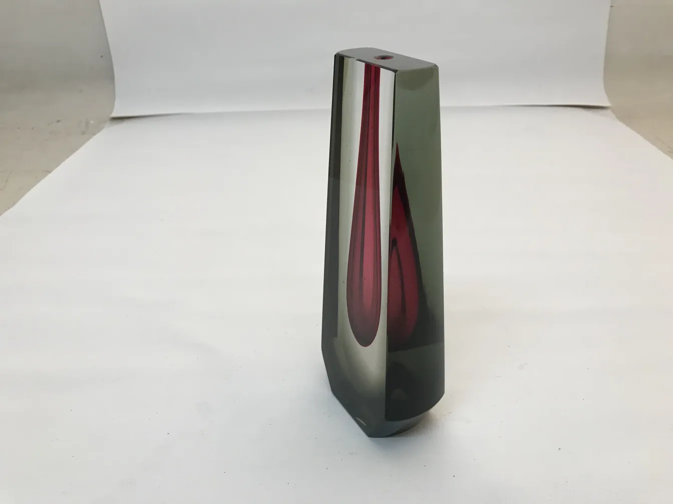 Vaso di Murano antico con forme eleganti e colori