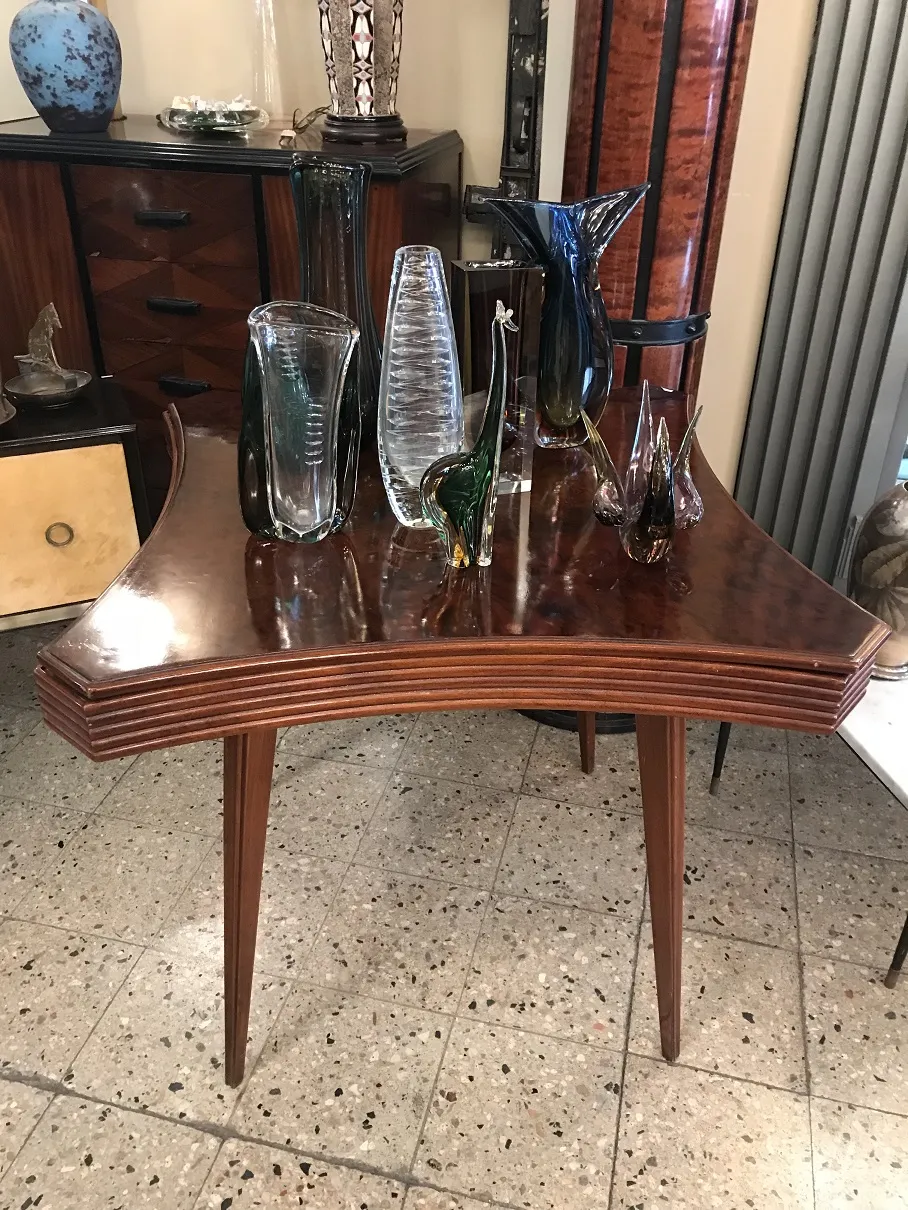 vase murano sur une table avec des antiquités